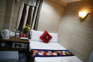 Un pat sau paturi într-o cameră la Sandhu Guest House