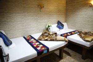 Un pat sau paturi într-o cameră la Sandhu Guest House