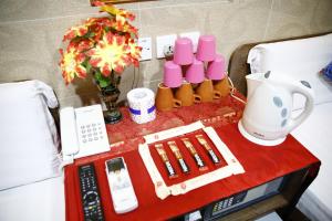 mesa con teléfono y cafetera en Sandhu Guest House en Hong Kong