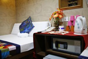 Un pat sau paturi într-o cameră la Sandhu Guest House