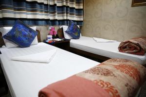 Un pat sau paturi într-o cameră la Sandhu Guest House
