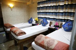 Un pat sau paturi într-o cameră la Sandhu Guest House