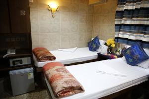 Un pat sau paturi într-o cameră la Sandhu Guest House