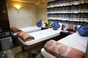 Un pat sau paturi într-o cameră la Sandhu Guest House