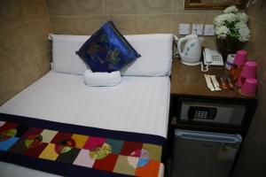 Un pat sau paturi într-o cameră la Sandhu Guest House