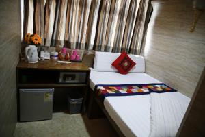 Un pat sau paturi într-o cameră la Sandhu Guest House