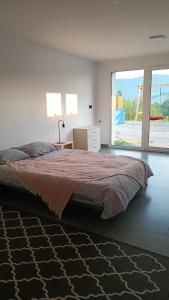 Tempat tidur dalam kamar di Sarnie wzgórze Sucha Beskidzka sauna jacuzzi
