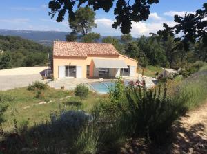 a house on a hill with a swimming pool at Appartement les Ecureuils in La Roque-dʼAnthéron