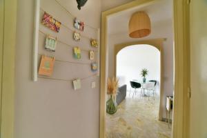 un couloir avec une porte menant à une salle à manger dans l'établissement Charmant 47 m au calme, à Nice