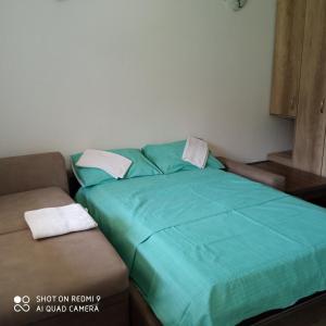 En eller flere senge i et værelse på dvokrevetni apartman