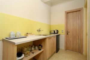 een keuken met een spoelbak en een aanrechtblad bij Batelo - Adults Only in Benitses