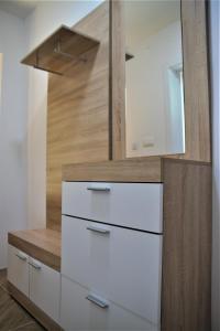 斯特鲁加Central Modern Apt with Garden的房间里有镜子的白色梳妆台