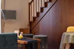 A seating area at queen 24