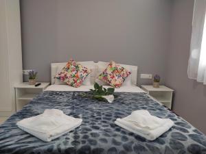 ein Schlafzimmer mit einem Bett mit zwei Handtüchern darauf in der Unterkunft Pefkari Bay Villas in Pefkari + 103 Fotos