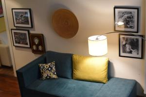 A seating area at queen 24