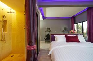 Un pat sau paturi într-o cameră la The Weekend Pattaya (Tweet Tweet Nest Pattaya)