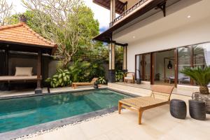 einen Pool im Hinterhof einer Villa in der Unterkunft Villa Casa Orana in Seminyak