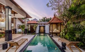 ein Bild eines Swimmingpools in einer Villa in der Unterkunft Villa Casa Orana in Seminyak