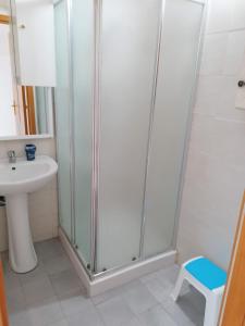 W łazience znajduje się prysznic i umywalka. w obiekcie Casa fatone w mieście Cerignola