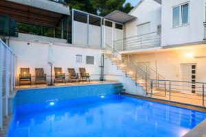 Bazén v ubytování A1-apt w shared pool & balcony next to the beach nebo v jeho okolí