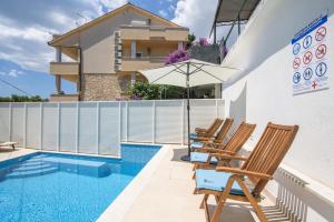 Bazén v ubytování A1-apt w shared pool & balcony next to the beach nebo v jeho okolí