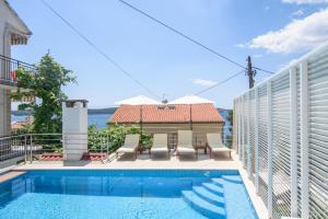 Bazén v ubytování A1-apt w shared pool & balcony next to the beach nebo v jeho okolí