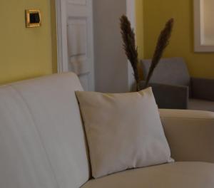 A seating area at queen 24