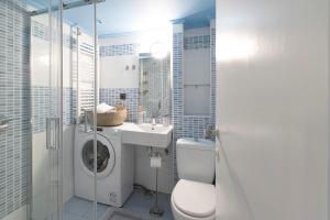 W łazience znajduje się umywalka i pralka. w obiekcie Traveller`s Nest #FeelsLikeHome w Salonikach +8 zdjęć