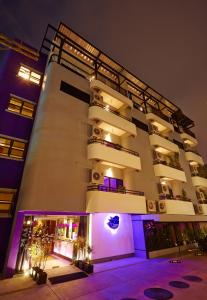 - un grand bâtiment blanc avec des lumières violettes dans l'établissement The Weekend Pattaya (Tweet Tweet Nest Pattaya), à Pattaya