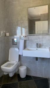 Santorini Guesthouse的一间浴室