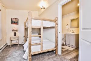 Ένα ή περισσότερα κρεβάτια σε δωμάτιο στο Timber Lodge Retreat