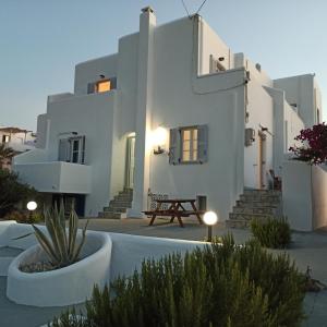 Villa blanca con fachada iluminada en Isalos Paros, en Naousa