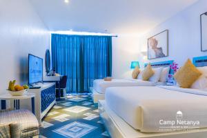 Rúm í herbergi á Camp Netanya Resort and Spa