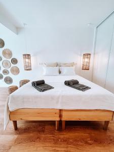 Een bed of bedden in een kamer bij Oursea - sea view with pool - FULLY RENEWED 2022
