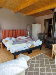 Un pat sau paturi într-o cameră la Chalet