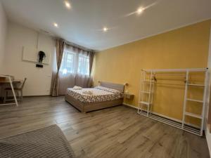 um quarto com uma cama e piso em madeira em butterfly b&b em Livorno