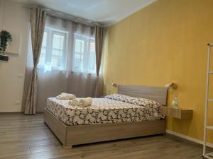 1 dormitorio con cama y ventana en butterfly b&b en Livorno