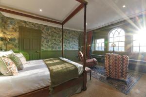 una camera con un letto e una sedia di River View: Characterful Townhouse, Stunning Views a Berwick-Upon-Tweed
