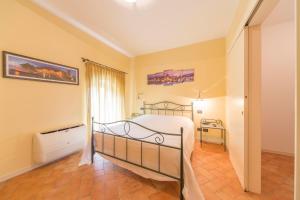 Schlafzimmer mit einem Bett und einem Fenster in der Unterkunft Hotel Antichi Cortili in Dossobuono