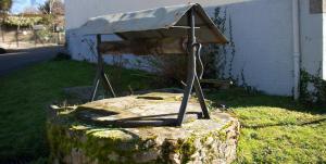 una estructura metálica sentada sobre una roca en La Châtaigne Dorée, en Saint-Pierre-de-Fursac 13 fotos más