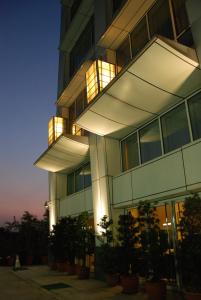 新店的住宿－矽谷溫泉會館，前面有灯的高楼
