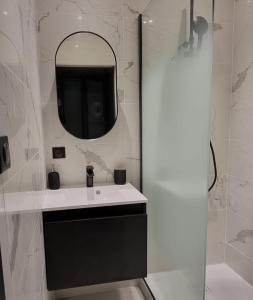 een badkamer met een wastafel en een spiegel bij villa l'Ambroisine in Lure