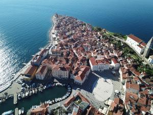 une vue aérienne d'une ville au bord de l'eau dans l'établissement Piranski biser, à Piran