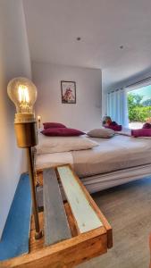 um quarto com 2 camas grandes e um candeeiro em La maison du bonheur em Cotignac