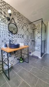 uma casa de banho com um lavatório e um chuveiro em La maison du bonheur em Cotignac