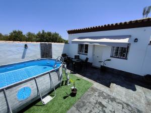 eine Villa mit Swimmingpool und ein Haus in der Unterkunft Brisa marina novo sancti petri in Chiclana de la Frontera