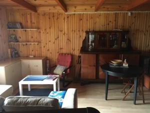 een woonkamer met een bank en een tafel in een kamer bij Domek Mały Mermet in Długie