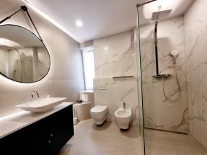 une salle de bain avec un lavabo, des toilettes et un miroir dans l'établissement Piranski biser, à Piran 7 autres photos