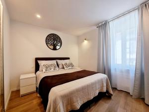 une chambre avec un grand lit et une fenêtre dans l'établissement Piranski biser, à Piran