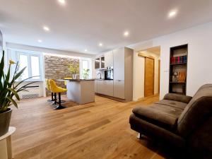 un salon avec un canapé et une cuisine dans l'établissement Piranski biser, à Piran